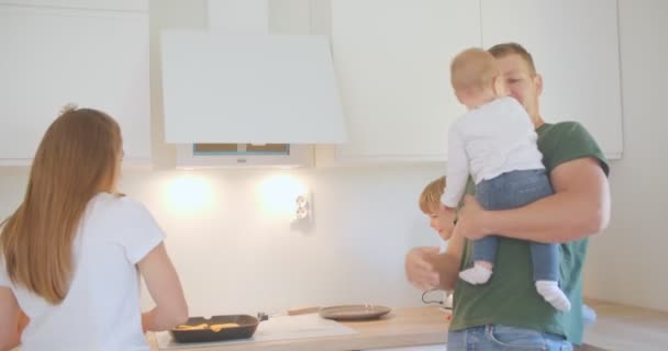 Vater Unterhält Seine Tochter Und Dann Macht Die Mutter Mit — Stockvideo