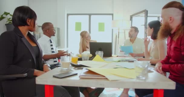 Groep Multiraciale Zakenmensen Voeren Een Gesprek Plannen Voor Het Bedrijf — Stockvideo