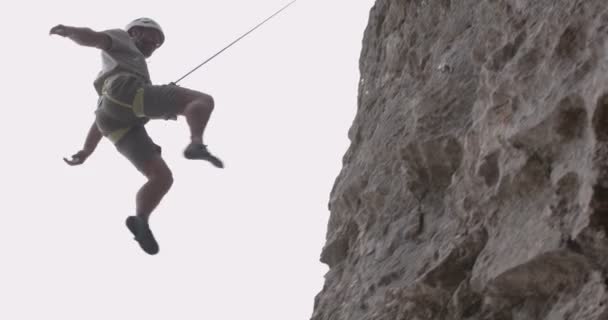 Hombre Mayor Deportivo Forma Está Bajando Profesionalmente Parte Superior Roca — Vídeo de stock