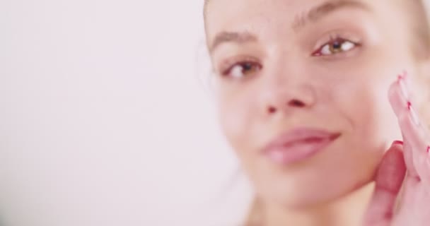 Schönes Mädchen Das Sanft Ihre Wangen Berührt Während Weiße Creme — Stockvideo