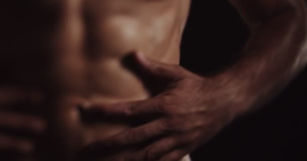 Közelkép Videó Topless Jóképű Erős Srác Megérinti Magát Tornateremben Billenő — Stock videók