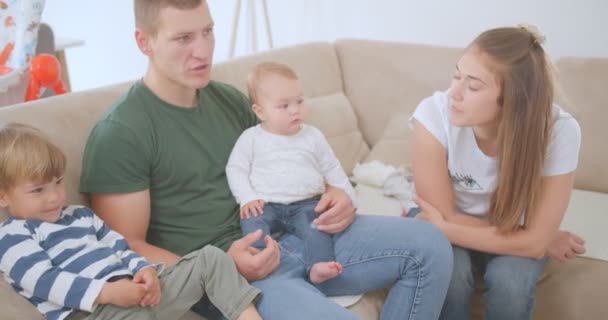 Enfants Parents Sont Assis Sur Canapé Regardent Télévision — Video