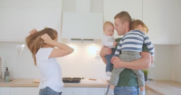 Père Prend Soin Ses Enfants Pendant Que Mère Commence Cuisiner — Video