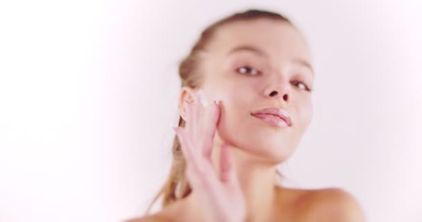 Schöne Mädchen Sanft Berühren Ihr Gesicht Isoliert Auf Beigem Hintergrund — Stockvideo
