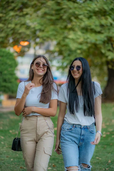 Twee Geweldige Aantrekkelijke Meisjes Lachen Genieten Van Hun Tijd Samen — Stockfoto