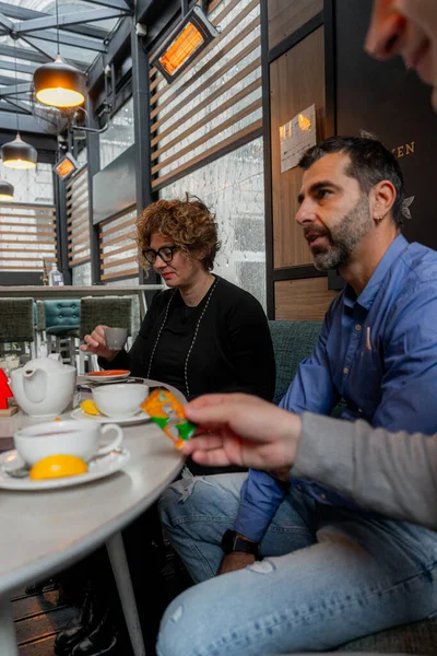 Tres Personas Negocios Están Teniendo Una Conversación Sobre Empresa Café — Foto de Stock