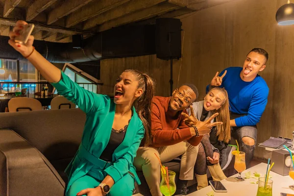 Grupo Amigos Multirraciais Estão Tomando Selfies Loucas Todos Juntos Café — Fotografia de Stock
