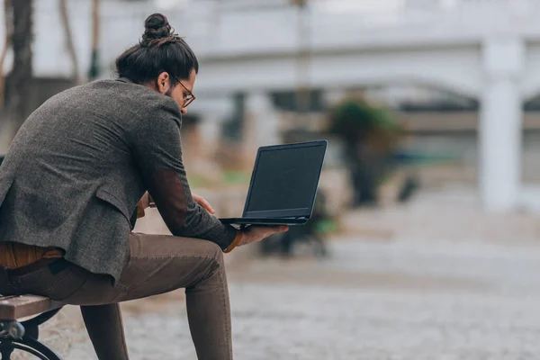 Moderner Hipster Junge Arbeitet Laptop Auf Dem Gehweg Stadtfluss — Stockfoto