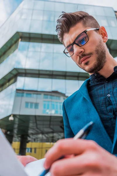 Imagem Gestor Empresas Que Assina Contrato Livre Perto Edifício Escritórios — Fotografia de Stock