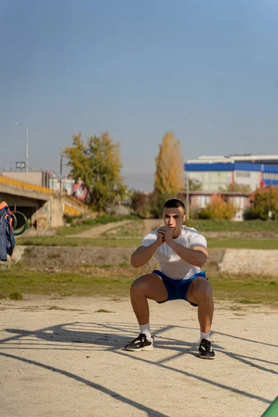 Atractivo Guapo Chico Forma Está Haciendo Escuadrones — Foto de Stock