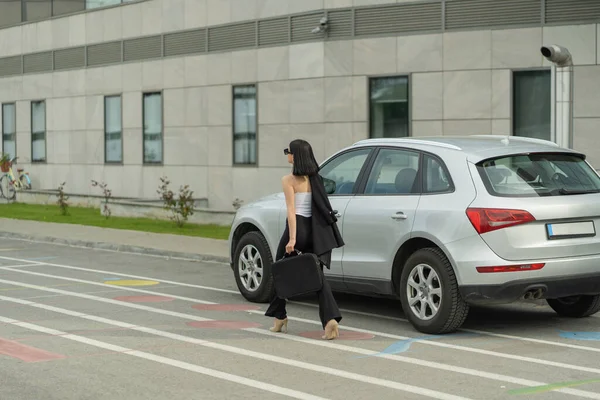 魅力的なビジネス女性は彼女のビジネス車を過ぎて歩いている — ストック写真
