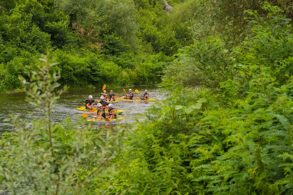 Grupo Amigos Están Haciendo Kayak Juntos Parejas Mientras Divierten Entre —  Fotos de Stock