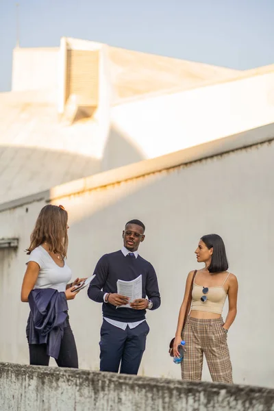 Tres Empresarios Multirraciales Jóvenes Están Teniendo Una Conversación Seria —  Fotos de Stock