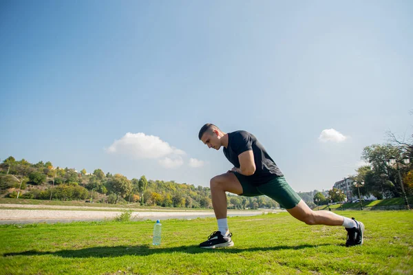 Attraktiver Und Gut Aussehender Starker Kerl Wärmt Sich Vor Seinem — Stockfoto