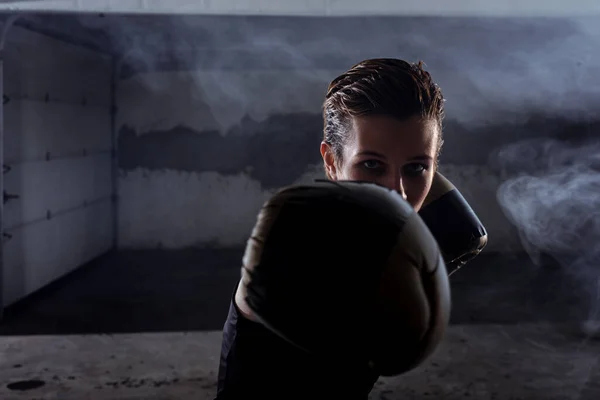 Retrato Silhueta Jovem Fazendo Treinamento Boxe Com Fumaça Branca Fundo — Fotografia de Stock