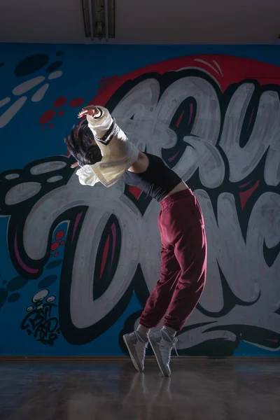 Sylwetka Młodej Kobiety Tancerki Hiphop Breakdancer Tańczącej Tle Studia Graffiti — Zdjęcie stockowe