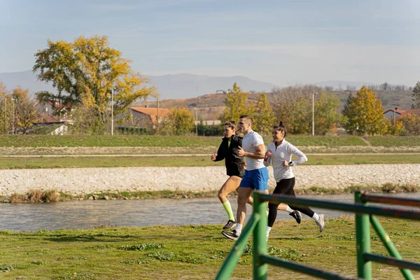 Tres Amigos Atractivos Sorprendentes Son Agradables Corriendo —  Fotos de Stock