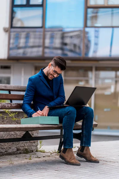 Mann Chillt Der Innenstadt Und Telefoniert Mit Handy — Stockfoto