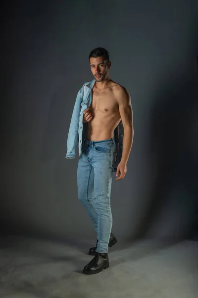 Retrato Hombre Deportivo Con Vaqueros Posando Con Torso Desnudo Estudio —  Fotos de Stock