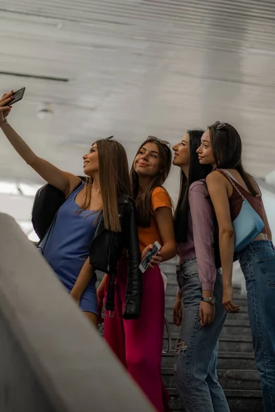 Quatro Meninas Incríveis Atraentes Bonitas Estão Tirando Fotos Mesmos Nas — Fotografia de Stock