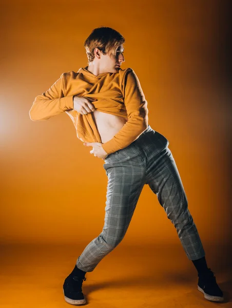 Молодий Танцюрист Який Практикує Сучасний Танцювальний Рух — стокове фото