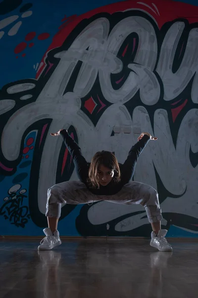 Silhouette Giovane Donna Hiphop Ballerina Breakdancer Che Balla Sfondo Graffiti — Foto Stock