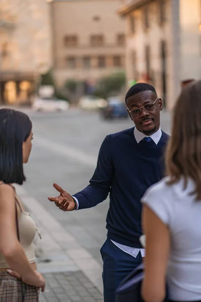 Drie Jonge Multiraciale Zakenmensen Discussiëren Hun Pauze — Stockfoto