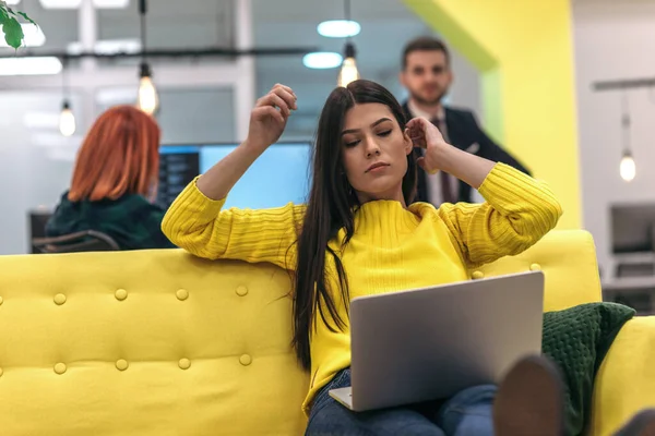 Mujer Negocios Guapo Empleado Sentado Sofá Amarillo Mientras Trabajaba Computadora —  Fotos de Stock