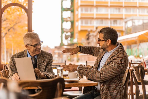 Zwei Ältere Und Gut Aussehende Geschäftsleute Blicken Auf Den Laptop — Stockfoto