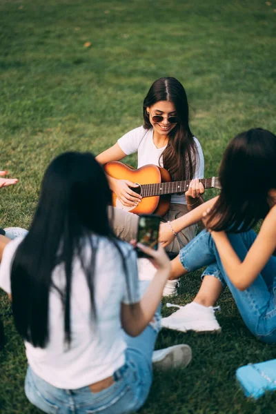 Menina Bonita Atraente Está Sorrindo Enquanto Toca Guitarra Frente Seus — Fotografia de Stock