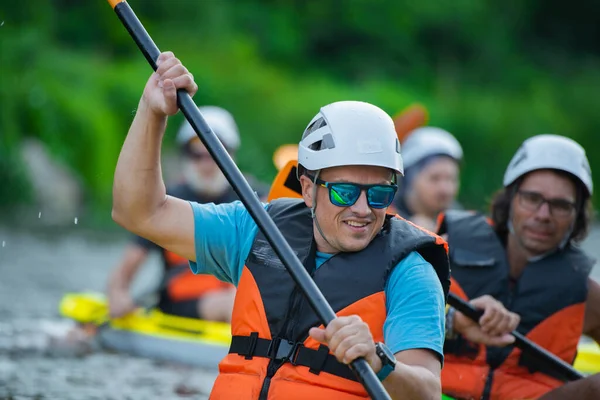 Retrato Kayak Adulto Guapo Junto Con Sus Amigos —  Fotos de Stock