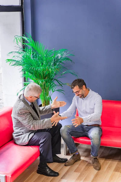 Dos Hombres Negocios Mayores Están Sentados Mirando Los Planes Ideas —  Fotos de Stock