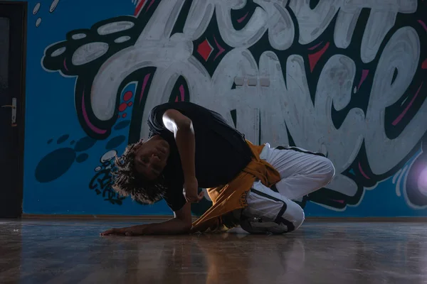 非裔美国嘻哈舞蹈家 霹雳舞蹈家 在黑暗的轮廓中表演涂鸦背景 — 图库照片