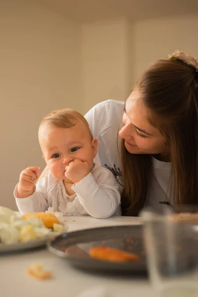 Mooie Moeder Kijken Naar Haar Baby Meisje Eten Terwijl Glimlachen — Stockfoto