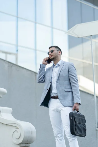 Schöner Und Attraktiver Geschäftsmann Führt Ein Ernsthaftes Telefongespräch — Stockfoto