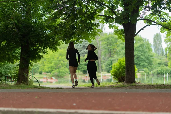 Twee Aantrekkelijke Meisjes Rennen Samen Het Park — Stockfoto