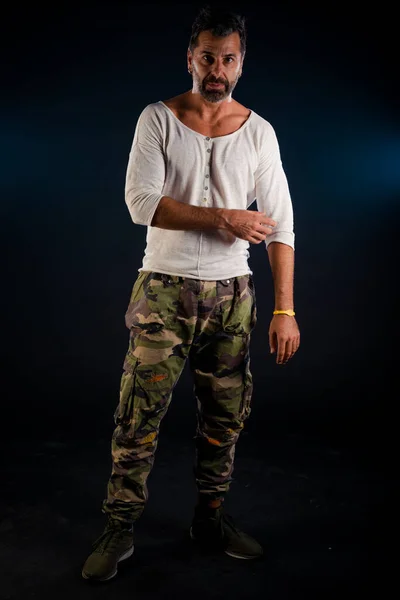 Stüdyo Moda Portresi Kamuflajlı Pantolon Uzun Kollu Gömlek Giyen Yakışıklı — Stok fotoğraf