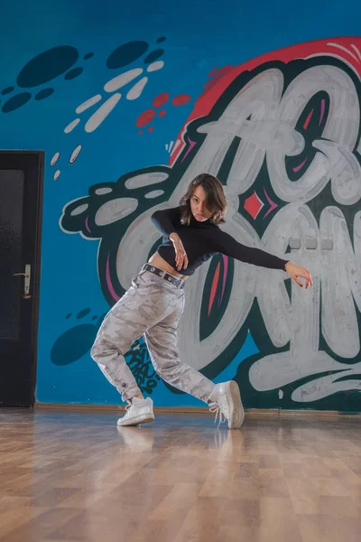 Attraktive Junge Frau Beim Breakdance Bewegt Sich Über Graffiti Hintergrund — Stockfoto