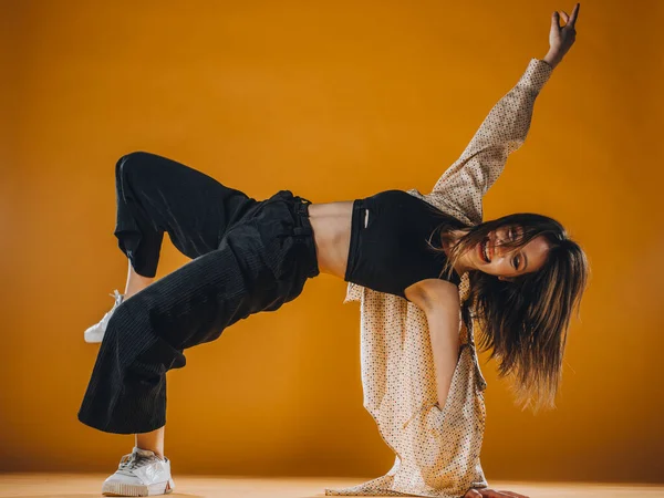 Şık Bir Genç Kız Sanatsal Bir Dans Koreografisi Yapıyor — Stok fotoğraf