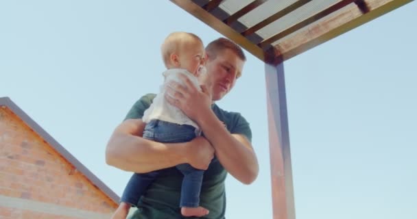 Liebenswertes Und Süßes Baby Spielt Mit Ihrem Vater — Stockvideo