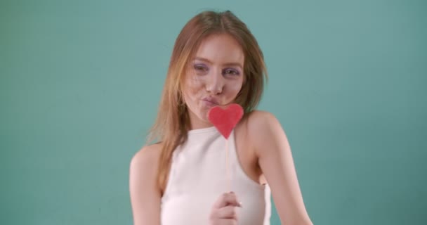 Lief Meisje Gek Met Snoep Set Slow Motion — Stockvideo