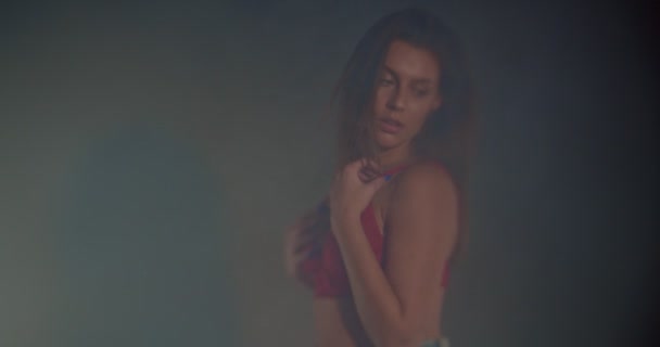 Çekici Güzel Bir Kız Kırmızı Çamaşırlarıyla Poz Veriyor Kendine Dokunuyor — Stok video