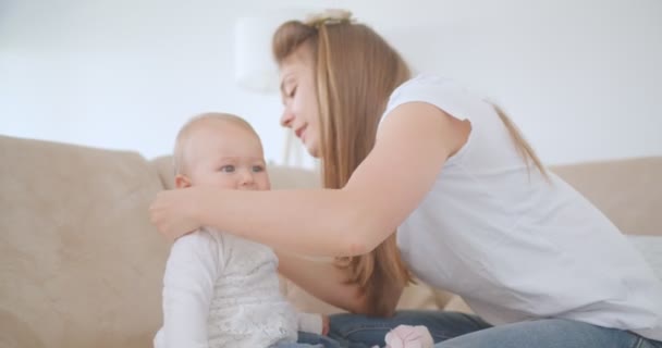 Morena Madre Quitándose Ropa Hija — Vídeos de Stock