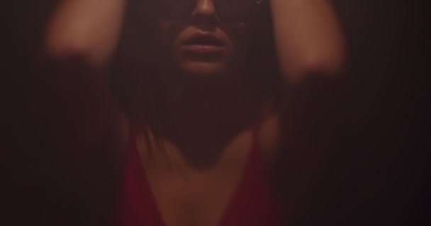 Çekici Güzel Bir Kız Kırmızı Çamaşırlarıyla Poz Veriyor Kendine Dokunuyor — Stok video