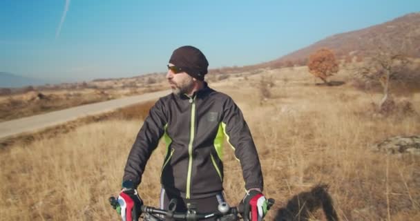 Hombre Adulto Montar Bicicleta Las Colinas Montaña Durante Día — Vídeo de stock