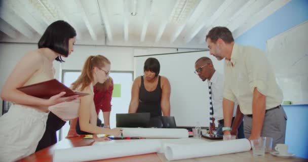 Groep Van Multiraciale Zakenmensen Hebben Een Gesprek Terwijl Hun Baas — Stockvideo