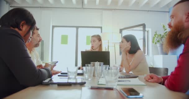 Grupo Personas Negocios Multirraciales Están Teniendo Una Conversación Mientras Jefe — Vídeos de Stock