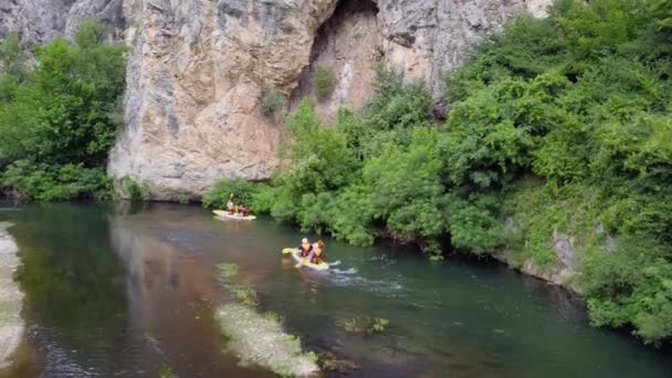 Ομάδα Φίλων Κάνουν Καγιάκ Όλοι Μαζί Απολαμβάνοντας Χρόνο Τους Μαζί — Αρχείο Βίντεο