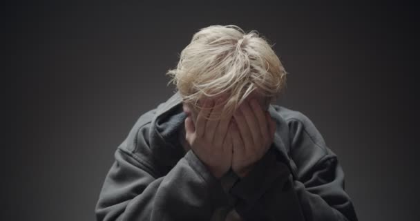 Junger Blonder Junge Atmet Schwer Während Schwer Weint — Stockvideo