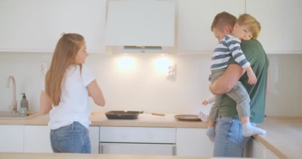 Padre Está Cuidando Sus Hijos Mientras Madre Empieza Cocinar — Vídeo de stock